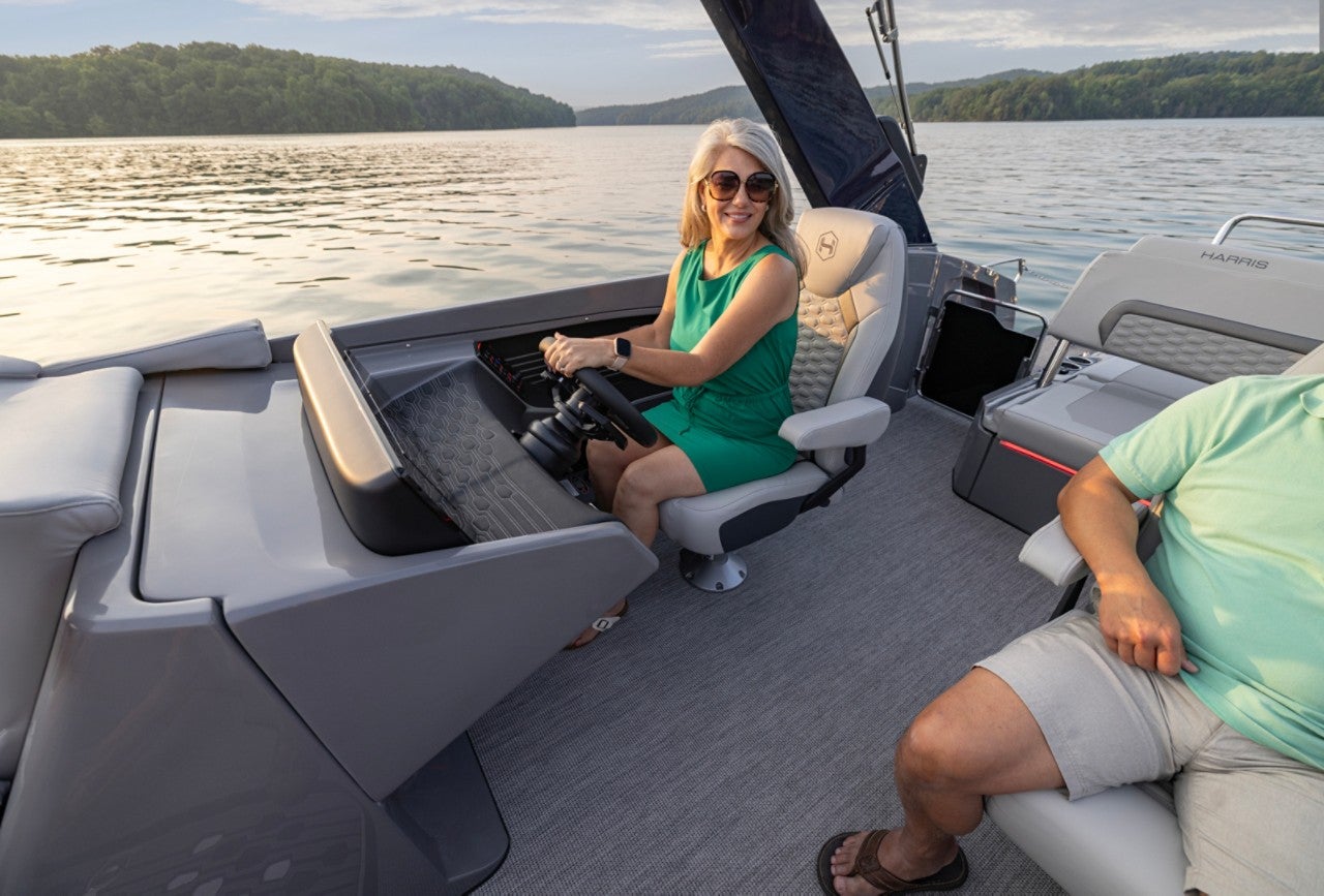 Harris Pontoon Boats Crowne 250 SLDH Couple