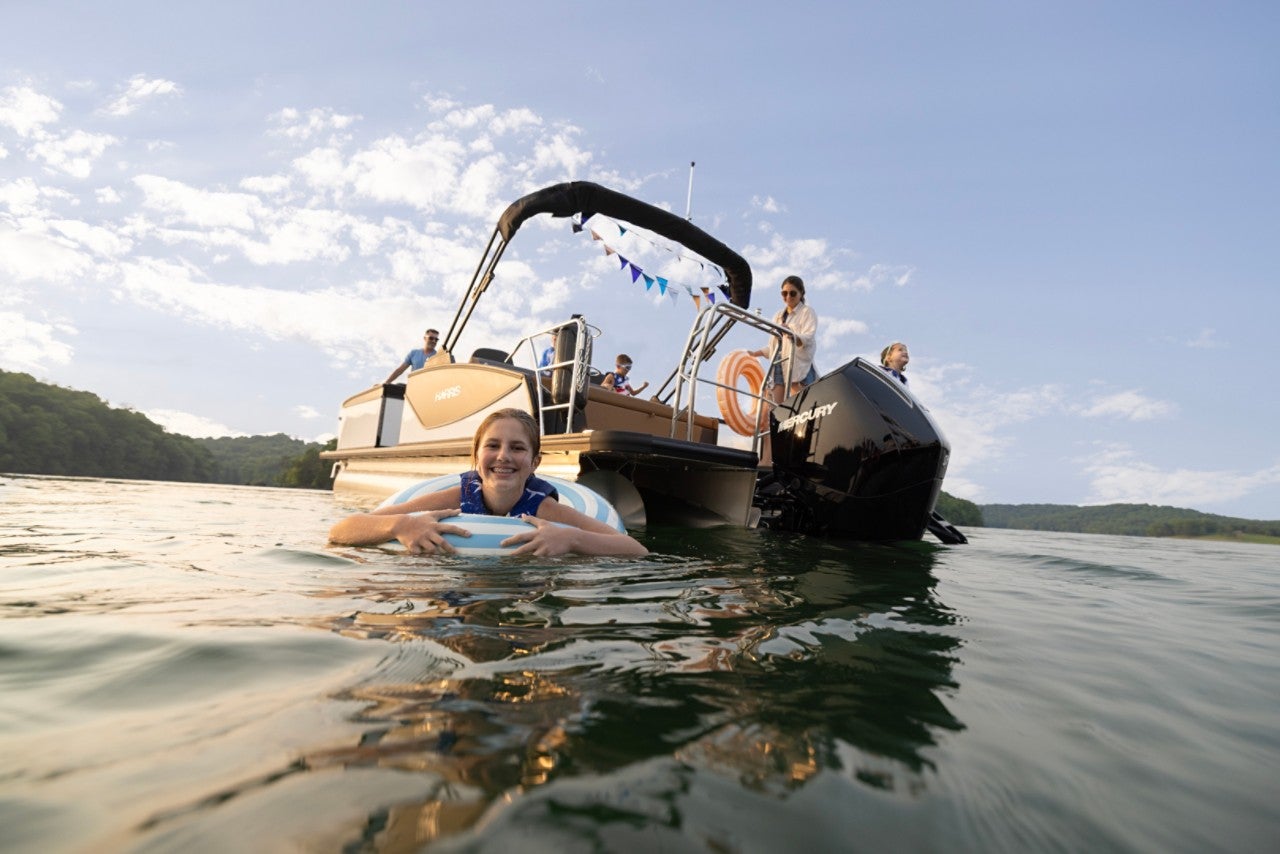 Harris Pontoon Boats Sunliner 250 SLDH Swimming