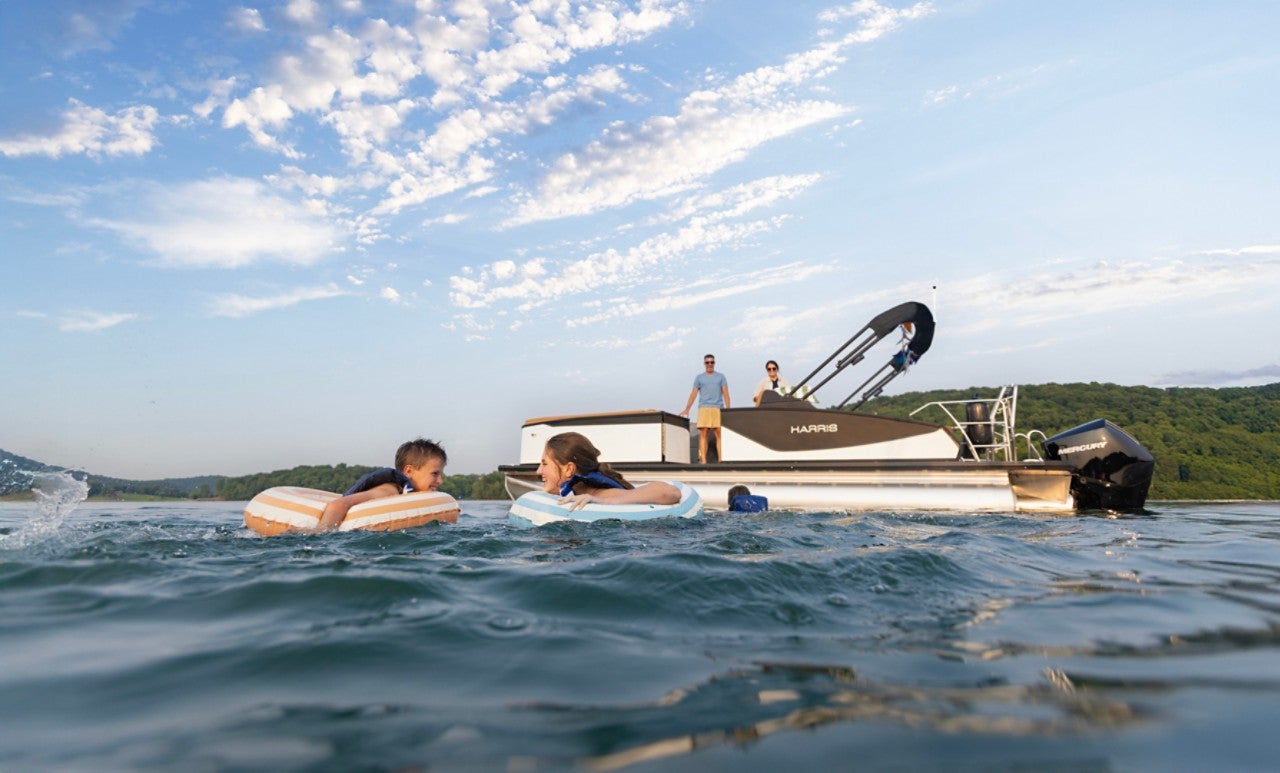 Harris Pontoon Boats Sunliner 250 SLDH Swimming