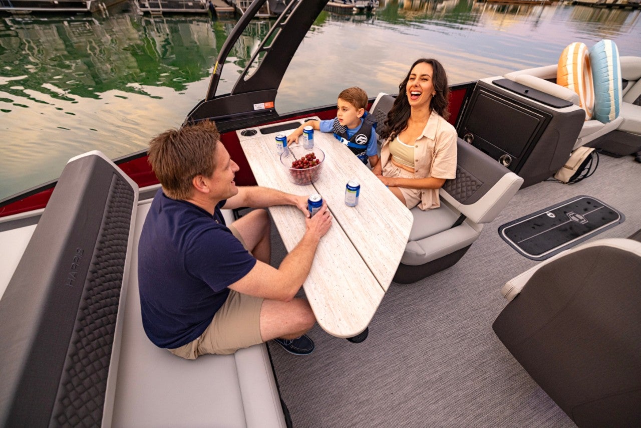 Hf Sunliner 250 SLE Family Table