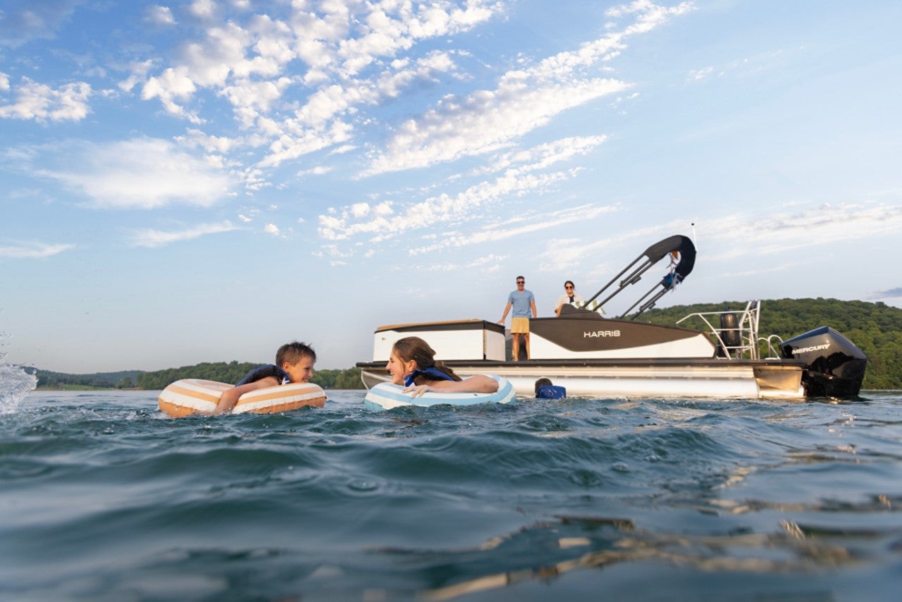 Harris Pontoon Boats Sunliner 250 SLDH Swimming