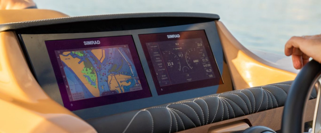 2022-12-BLOG-HARRIS PONTOON Smart technology features BOATING boats